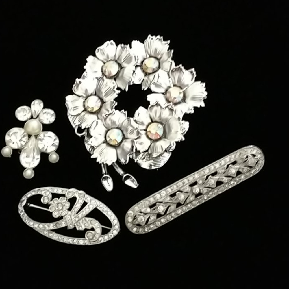 Lot of 4 vintage pins.